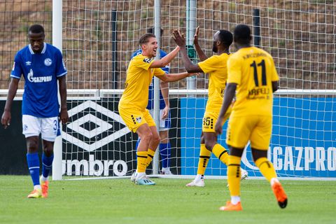 Uerdingens Peter van Ooijen und Osayamen Osawe bejubelt das 2:0 gegen den FC Schalke
