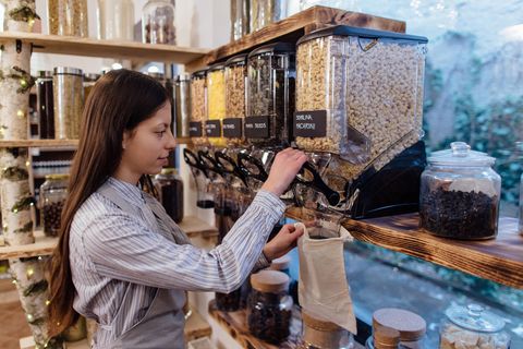 Plastikmüll: Einkaufen ohne Kunststoff? Eine Plastikjägerin hilft unserer Autorin beim Shoppen