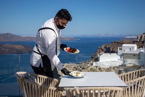 Auf der Terrasse eines Hotels in Thera auf der Insel Santorin: Statt Buffet zum Frühstück Servcie am Platz.