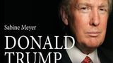 Sabine Meyer - Donald Trump, Gier nach Macht und Geld   Sabine Meyer vermischt Politisches und Privates aus Trumps Werdegang. Sicherlich ist das nicht für jeden Hörer etwas. Wer sich allerdings auch für Trumps Fraueneskapaden und sein Leben in der High Society interessiert, für den ist dieses Hörbuch genau richtig.