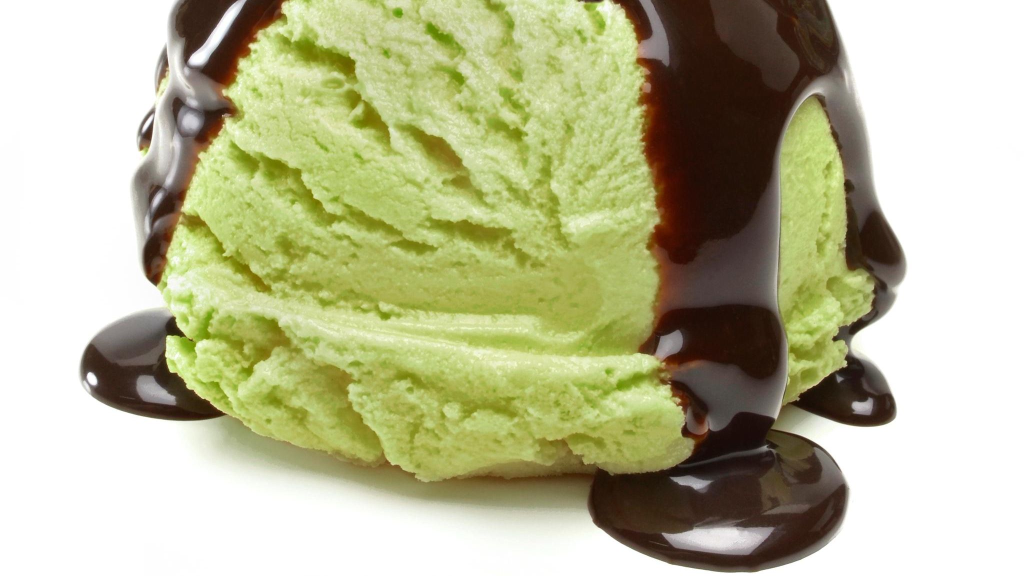 Pistazieneis mit Schokosauce