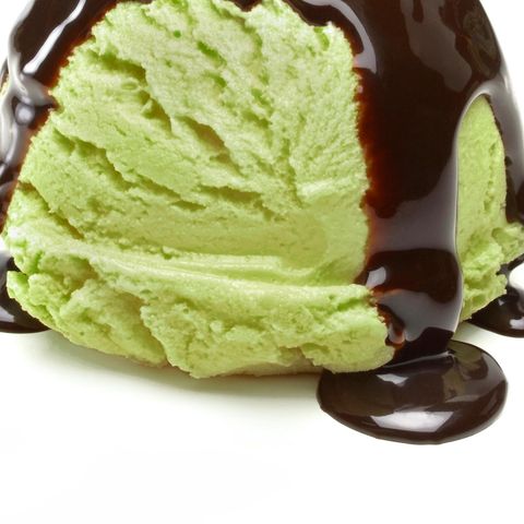 Pistazieneis mit Schokosauce