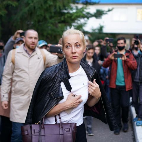 Die Frau von Alexej Nawalny vor dem Krankenhaus Nr. 1 in Omsk, wo er behandelt wird. 