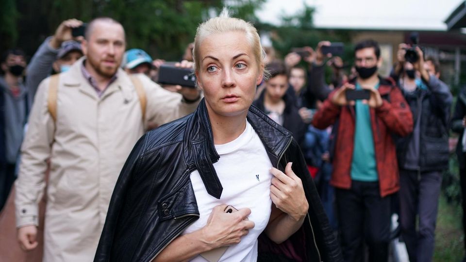 Die Frau von Alexej Nawalny vor dem Krankenhaus Nr. 1 in Omsk, wo er behandelt wird. 