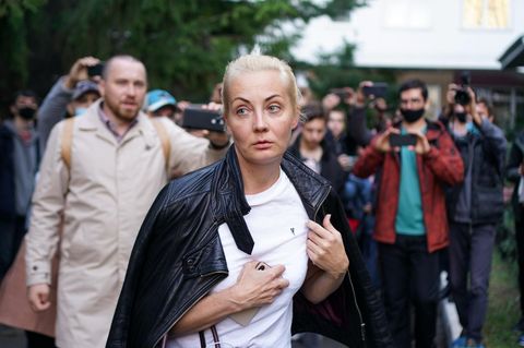 Die Frau von Alexej Nawalny vor dem Krankenhaus Nr. 1 in Omsk, wo er behandelt wird. 
