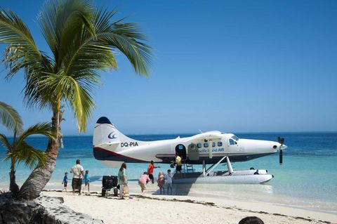 Bild 1 von 12 der Fotostrecke zum Klicken:  Fidschi im Südpazifik  Sonne, Strand, Palmen, blaues Meer – wer wollte da nicht Fernweh bekommen. Kein Wunder, dass die Fidschi-Inseln, im Südpazifik nördlich von Neuseeland gelegen, zu den absoluten Traumzielen gehören. Die auf dem Nadi International Aiport beheimatet Pacific Island Air bietet mit ihrer Flotte aus Land- und Wasserflugzeugen sowie Hubschraubern sowohl Sightseeing-Flüge als auch Transfers zu den zahlreichen Ferienresorts in der Inselrepublik an. Die hier abgebildete de Havilland DHC-3T "Turbo Otter" bietet dabei bis zu zehn Passagieren Platz.