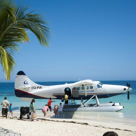 Bild 1 von 12 der Fotostrecke zum Klicken:  Fidschi im Südpazifik  Sonne, Strand, Palmen, blaues Meer – wer wollte da nicht Fernweh bekommen. Kein Wunder, dass die Fidschi-Inseln, im Südpazifik nördlich von Neuseeland gelegen, zu den absoluten Traumzielen gehören. Die auf dem Nadi International Aiport beheimatet Pacific Island Air bietet mit ihrer Flotte aus Land- und Wasserflugzeugen sowie Hubschraubern sowohl Sightseeing-Flüge als auch Transfers zu den zahlreichen Ferienresorts in der Inselrepublik an. Die hier abgebildete de Havilland DHC-3T "Turbo Otter" bietet dabei bis zu zehn Passagieren Platz.