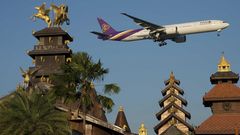 Bangkok in Thailand  Beim Landeanflug auf den Flughafen Bangkok Suvarnabhumi war sie Dietmar Plath bereits aufgefallen: die im Entstehen begriffene Hotelanlage Koh Lanta, vor deren Hauptgebäude ein riesiger goldener Buddha-Kopf stand. Der musste doch in Kombination mit einem Flugzeug ein prächtiges Motiv abgeben. Gedacht, geplant – und lange nicht getan, denn irgendetwas ging immer schief. Entweder war das Wetter zu schlecht, oder die Flugzeuge landeten auf der falschen Bahn. Inzwischen wurde die Buddha-Statue beseitigt, doch es geht auch ohne. Die Hotelfassade gibt immer noch einen prächtigen Hintergrund für die Boeing 777-300ER von Thai Airways ab.
