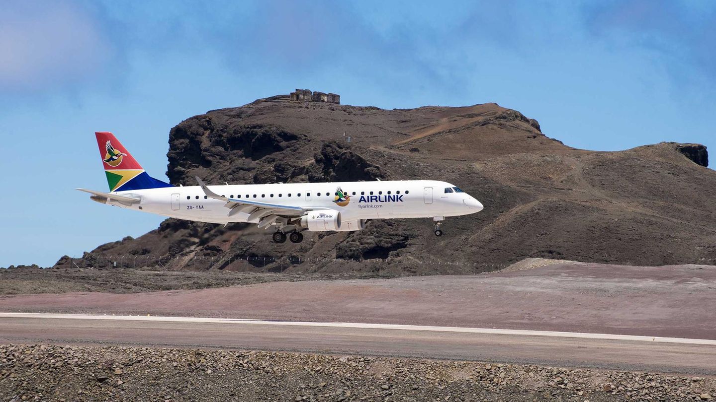 St. Helena im Südatlantik  Rund sechs Stunden benötigt die einmal wöchentlich verkehrende Embraer 190 der südafrikanischen Airlink für den Flug von Johannesburg nach St. Helena. Was nach einer Strapaze klingt, ist in Wahrheit eine riesige Verbesserung. Denn die abgeschieden im Südatlantik gelegene Insel – es hatte schon seine Gründe, warum Napoleon 1815 hierhin verbannt wurde – war zuvor nur auf einer fünftägigen Reise per Postschiff zu erreichen, und das auch nur alle drei Wochen. Die Topografie der Insel machte es den Flughafenplanern nicht leicht: Für den Bau des St. Helena Airports mussten Felsmassive abgetragen und eine Schlucht aufgeschüttet werden.