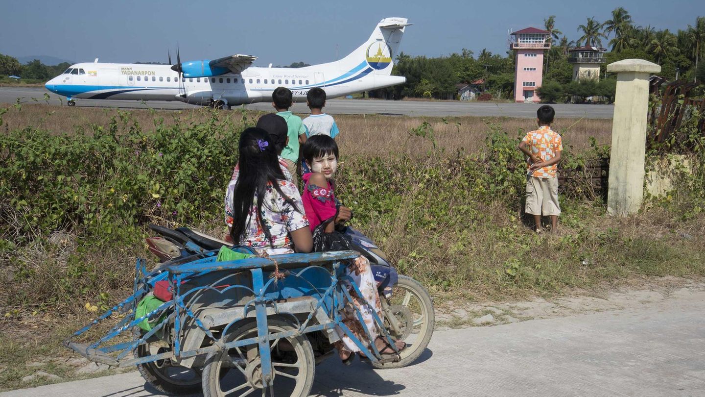 Thandwe in Myanmar  Luftfahrtenthusiasten ist der Flughafen von St. Martin in der Karibik wohlbekannt, schweben doch die einfliegenden Jets praktisch über den Köpfen der am Strand liegenden Touristen ein. Noch etwas exotischer und nur eine Spur weniger spektakulär ist der Flughafen von Thandwe, im Südwesten von Myanmar und ebenfalls direkt am Meer gelegen. Und das größte Plus: Der Zaun im Anflugbereich ist gerade einmal 80 Zentimeter hoch und gestattet somit ungehinderte Blicke auf das Vorfeld und die Flugzeuge wie diese ATR 72-600 der Mann Yadanarpon Airlines.