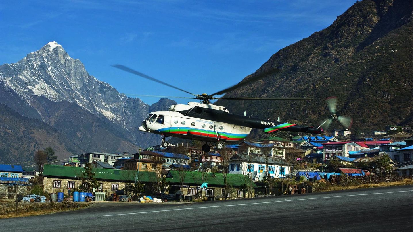 Lukla in Nepal  Ein Hubschrauber vom Typ Mil Mi-8 startet auf dem Tenzing-Hillary Airport im nepalesischen Lukla. Der 1964 errichtete und nach den beiden Mount-Everest-Erstbesteigern Sir Edmund Hillary und Tenzing Norgay benannte Flugplatz dient unter anderem als Ausgangspunkt für Versorgungsflüge zum höchsten Berg der Welt. Aufgrund der gerade einmal 527 kurzen Start- und Landebahn, die zudem eine Neigung von zwölf Prozent aufweist, gilt der Platz als einer der anspruchsvollsten und gefährlichsten der Welt. Dietmar Plath hat die "Sprungschanze" von Lukla mehrfach besucht und war immer wieder von Neuem fasziniert.