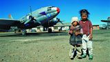 La Paz in Bolivien  Die von 1940 bis 1945 gebaute Curtiss C-46 "Commando" stand immer ein wenig im Schatten der deutlich bekannteren Douglas DC-3 bzw. C-47. Ebenso wie ihr Konkurrent wurde auch die C-46 noch lange nach dem Zweiten Weltkrieg eingesetzt, unter anderem bis Anfang dieses Jahrtausends in Bolivien. Weil der Transport mit Kühllastern zwei bis drei Tage in Anspruch genommen hätte, wurde das Frischfleisch für die Versorgung der Hauptstadt La Paz mit den altgedienten Propellerflugzeugen eingeflogen. Zweimal – 1996 und 1998 – reiste Dietmar Plath in das südamerikanische Land, um die ungewöhnlichen Einsätze zu dokumentieren.