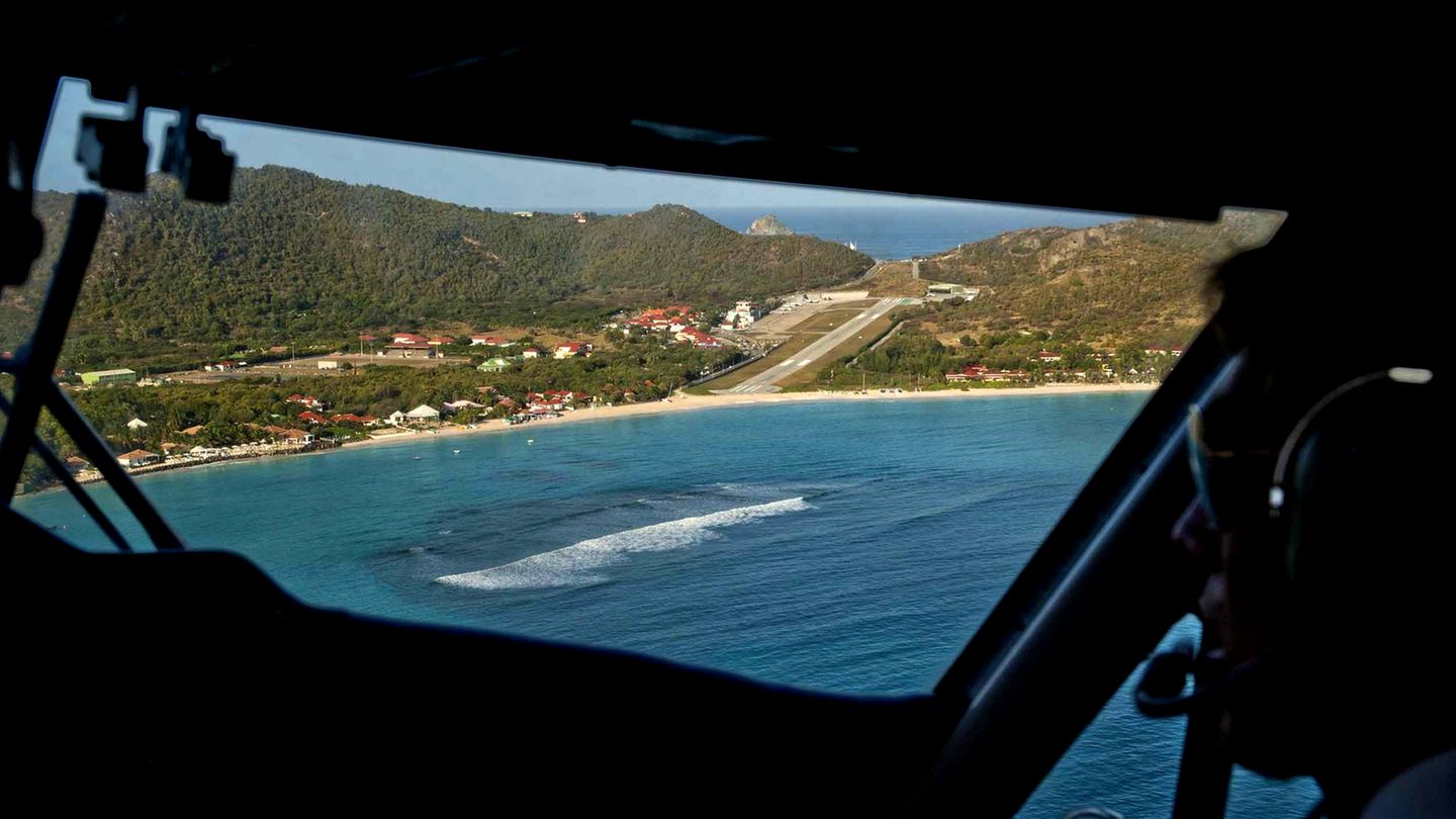 St. Barth in der Karibik  Der Aéroport de Saint-Barthélemy-Rémy de Haenen auf der zu Frankreich gehörenden Karibikinsel Saint-Barthélemy ist nach dem langjährigen Bürgermeister Rémy de Haenen benannt, der 1946 die erste Landung mit einem Flugzeug auf dem Gelände des heutigen Flughafens gewagt hatte. So idyllisch dessen Lage für den Beobachter auch anmuten mag – für die Piloten ist die auf der einen Seite von einer Hügelkette und auf der anderen vom Meer begrenzte und nur knapp 650 Meter lange Start- und Landebahn eine echte Herausforderung.