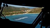 St. Barth in der Karibik  Der Aéroport de Saint-Barthélemy-Rémy de Haenen auf der zu Frankreich gehörenden Karibikinsel Saint-Barthélemy ist nach dem langjährigen Bürgermeister Rémy de Haenen benannt, der 1946 die erste Landung mit einem Flugzeug auf dem Gelände des heutigen Flughafens gewagt hatte. So idyllisch dessen Lage für den Beobachter auch anmuten mag – für die Piloten ist die auf der einen Seite von einer Hügelkette und auf der anderen vom Meer begrenzte und nur knapp 650 Meter lange Start- und Landebahn eine echte Herausforderung.