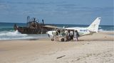 Fraser Island vor Queensland in Australien  Fraser Island verfügt zweifellos über einen der interessantesten Flugplätze der Welt. Tatsächlich gibt es dort nämlich überhaupt keinen Flugplatz im klassischen Sinn. Die GippsAero GA8 von Air Fraser Island landen nämlich einfach auf dem Sandstrand der Insel, und der Pilot versucht, dort spazierende oder mit dem Auto oder mit dem Bus umherfahrende Touristen zu Rundflügen zu überreden. Und weil das kleine Eiland vor der australischen Ostküste dem Auge eine Menge zu bieten hat, fällt es ihm in der Regel nicht schwer, genug Interessenten zu finden, um die sieben Passagiersitze zu füllen.