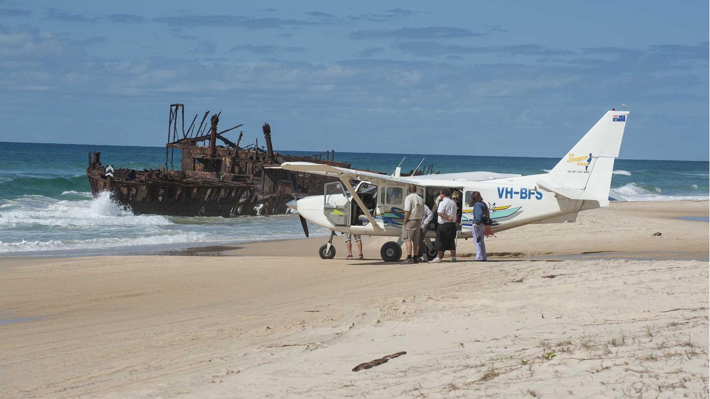 Fraser Island vor Queensland in Australien  Fraser Island verfügt zweifellos über einen der interessantesten Flugplätze der Welt. Tatsächlich gibt es dort nämlich überhaupt keinen Flugplatz im klassischen Sinn. Die GippsAero GA8 von Air Fraser Island landen nämlich einfach auf dem Sandstrand der Insel, und der Pilot versucht, dort spazierende oder mit dem Auto oder mit dem Bus umherfahrende Touristen zu Rundflügen zu überreden. Und weil das kleine Eiland vor der australischen Ostküste dem Auge eine Menge zu bieten hat, fällt es ihm in der Regel nicht schwer, genug Interessenten zu finden, um die sieben Passagiersitze zu füllen.