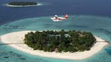 Malediven  Die Malediven, im Indischen Ozean südwestlich von Sri Lanka gelegen, bestehen aus nahezu 1200 zum Teil winzigen Inselchen, von denen rund 220 bewohnt und knapp 150 für Touristen zugänglich sind. Wer vom Hauptstadtflughafen Male, an dem die Urlauber aus aller Welt eintreffen, nicht mit dem Boot zum eigentlichen Reiseziel weiterreisen möchte, steigt in ein Wasserflugzeug vom Typ Twin Otter um, mit dem er (oder sie) schnell und zuverlässig direkt zu den Ferieneinrichtungen befördert wird. Auf diese Weise beginnt der Urlaub bereits bei der Anreise.