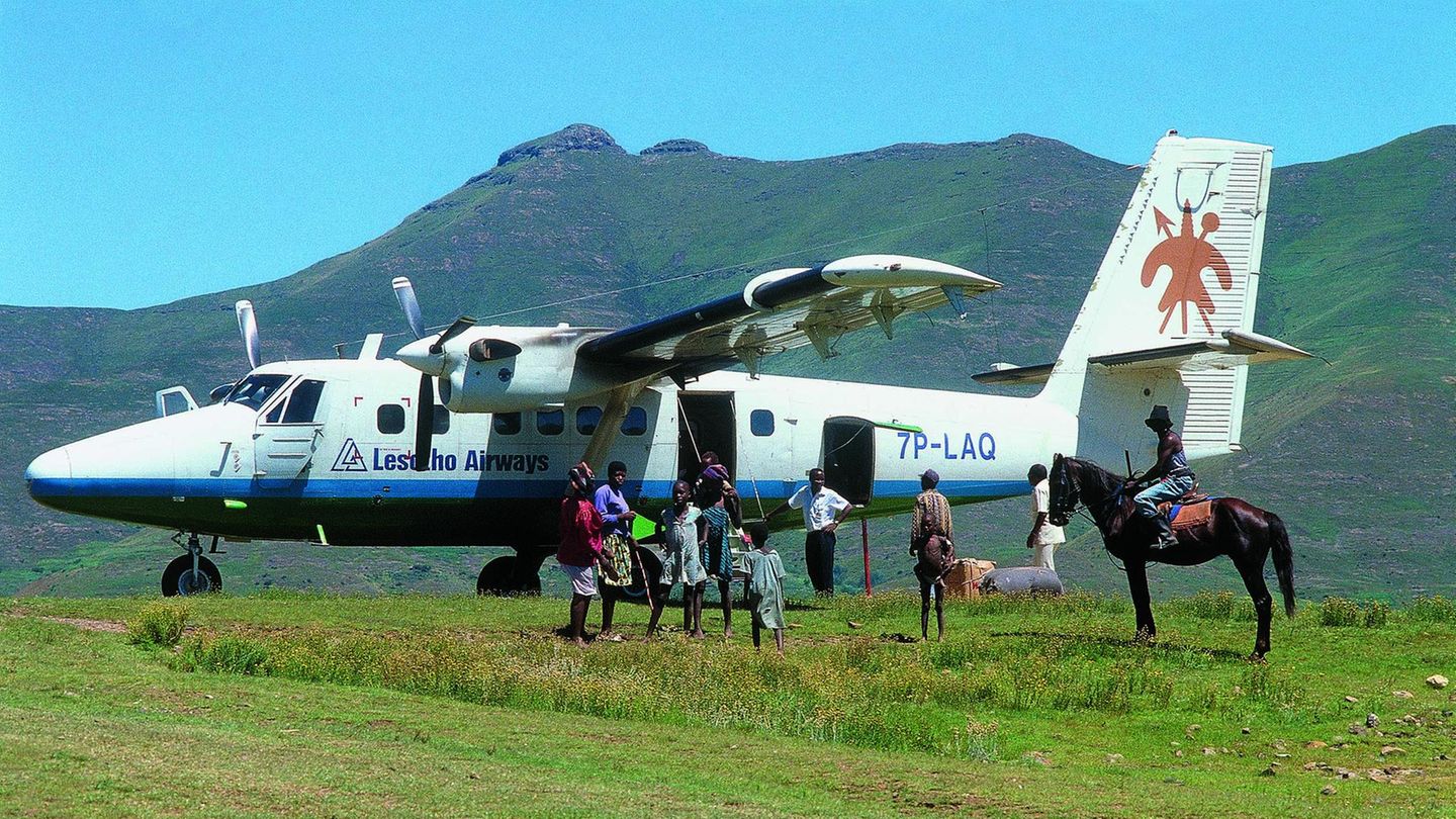Lesotho  Das Königreich Lesotho ist etwa so groß ist wie Belgien und komplett von südafrikanischem Staatsgebiet umgeben. Zwischen 1979 und 1997 existierte in dem hochgelegenen Land – der tiefste Punkt befindet sich auf knapp 1400, der höchst bei 3482 Metern über dem Meeresspiegel – die Fluggesellschaft Lesotho Airways, die unter anderem de Havilland Canada "Twin Otter" einsetzte. Im Flugplan der kleinen Airline fanden sich einige der kürzesten Flüge weltweit, denn vom Flugplatz Qacha´s Nek beispielsweise waren einzelne Ziele in weniger als drei Minuten Flugzeug zu erreichen.