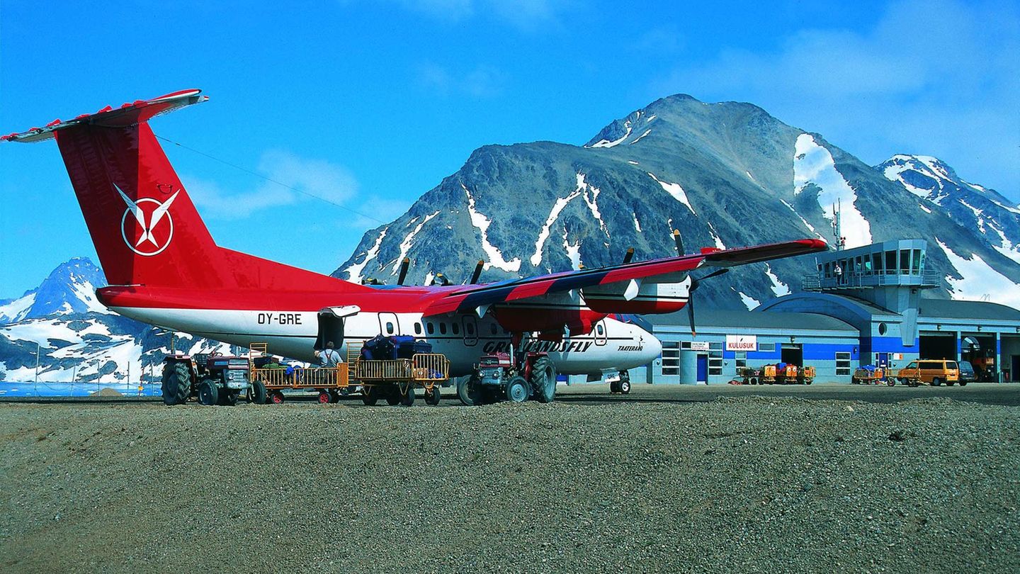 Kulusuk auf Grönland  Wenn die Landschaft rundherum fast durchweg schneeweiß leuchtet, ist es sicherlich eine gute Idee, das Flugzeug in kräftigem Rot zu lackieren. Die viermotorige De Havilland Canada Dash 7 stand viele Jahre in Diensten von Air Greenland. Eine Landung in Kulusuk, dem wichtigsten Verkehrsknotenpunkt Ostgrönlands, erfordert von den Piloten höchste Konzentration, schließlich kommen die umliegenden, bis zu 1350 Meter hohen Berge den Flugzeugen zum Greifen nah.