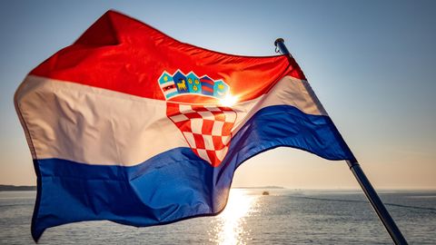 Die Nationalfahne Kroatiens am Heck eines Bootes