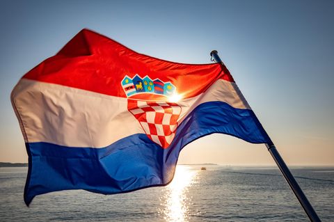 Die Nationalfahne Kroatiens am Heck eines Bootes