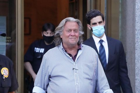 Steve Bannon verlässt das Gericht in Manhattan