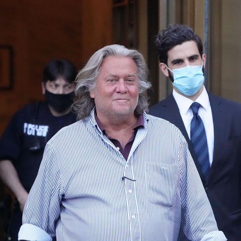 Steve Bannon verlässt das Gericht in Manhattan