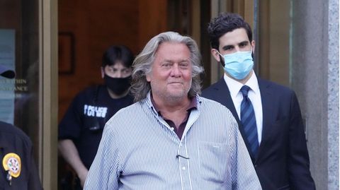 Steve Bannon verlässt das Gericht in Manhattan