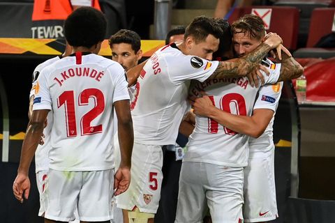 Sevillas Luuk de Jong jubelt mit dem Vorlagengeber Sevillas Ever Banega und Sevillas Lucas Ocampos 
