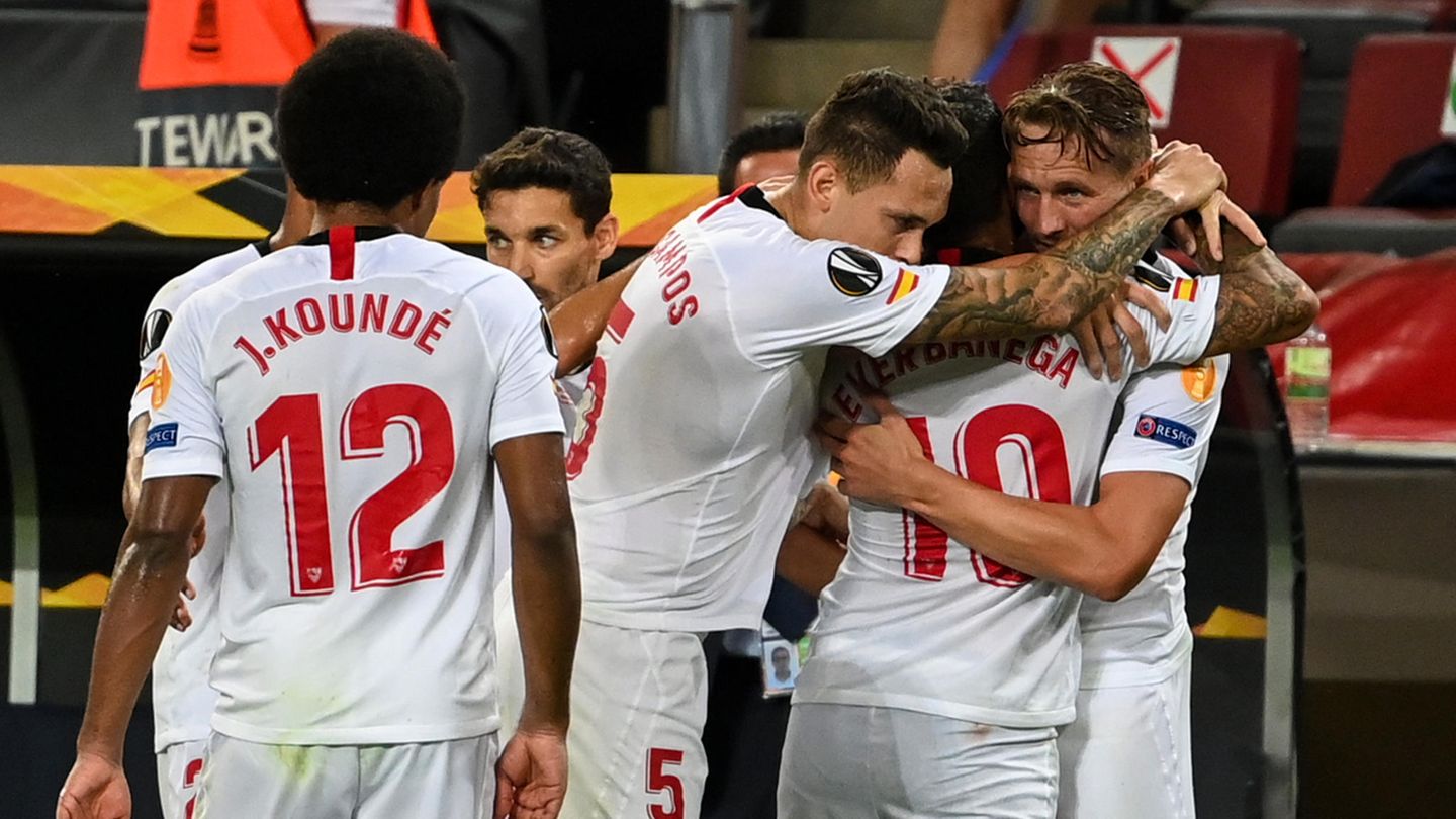 Sevillas Luuk de Jong jubelt mit dem Vorlagengeber Sevillas Ever Banega und Sevillas Lucas Ocampos 