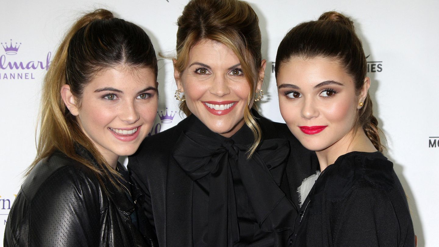 Schauspielerin Lori Loughlin (M.) mit ihren Töchtern Isabella Rose (l.) und Olivia Jade 