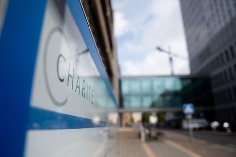 In der Berliner Charité wird der Kremlkritiker Nawalny  behandelt.