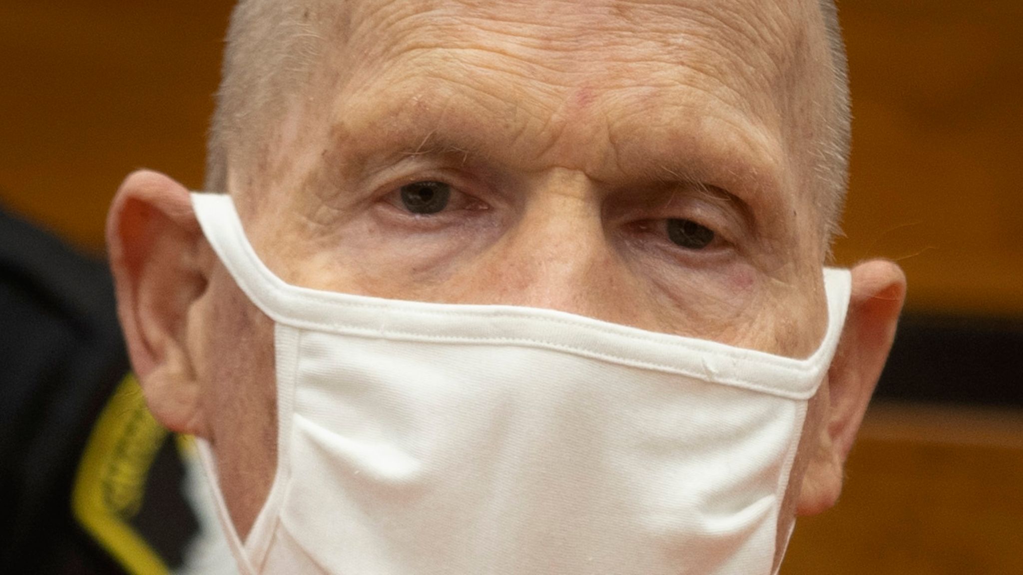 Joseph James DeAngelo nimmt mit Stoffmaske an seiner Verhandlung teil