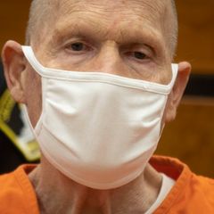 Joseph James DeAngelo nimmt mit Stoffmaske an seiner Verhandlung teil