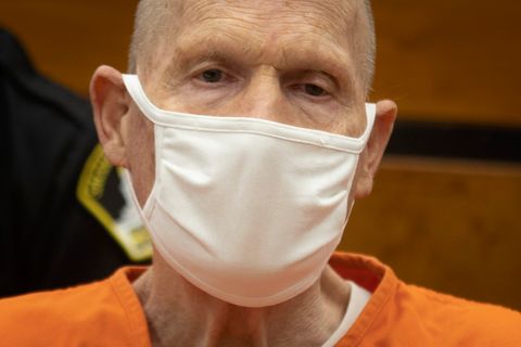 Joseph James DeAngelo nimmt mit Stoffmaske an seiner Verhandlung teil