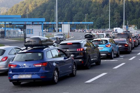 Kilometerlange Autoschlangen an der Grenze zwischen Kroatien und Slowenien