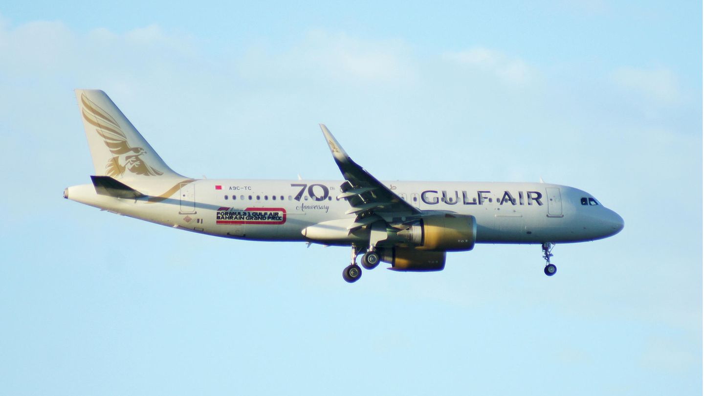 Ein Airbus A320 der Fluggesellschaft Gulf Air aus dem Königreichs Bahrain, im Anflug auf die Landebahn Süd in Frankfurt. Der Jet trägt eine Sonderbemalung zum 70-jährigen Jubiläum der arabischen Airline.