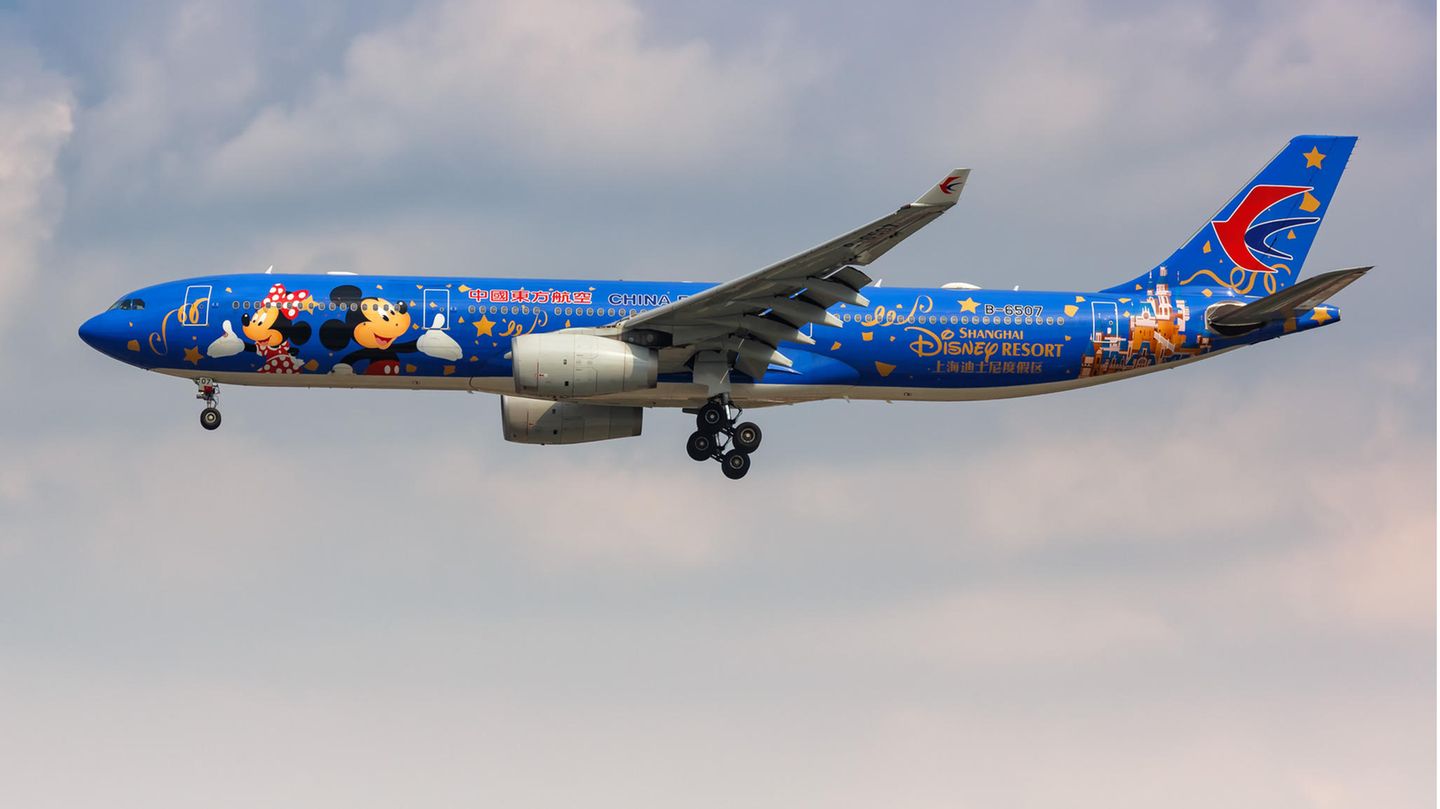 Fliegt Reklame für das Shanghai Disney Resort: ein Airbus A330-300 von China Eastern Airlines mit dem Kennzeichen B-6507