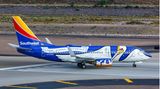 Seit fast 40 Jahren steuert der Billigflieger Southwest den US-Bundesstaat Louisiana an. Kürzlich wurde eine Boeing 737-700 präsentiert, die als Dank an die Passagiere und das Personal eine Sonderbemalung mit dem Titel "Louisiana One" trägt – eine künstlerische Interpretation der Flagge des Staates Louisiana.