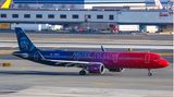 Dieser brandneue Airbus A321neo hat keinen weißen Rumpf, wie normalerweise bei Alaska Airlines, sondern knallig rot und blau. Der Slogan “More to Love" steht für die Kampagne "more flights, more low fares, more rewards" von der in Seattle beheimateten Fluggesellschaft.