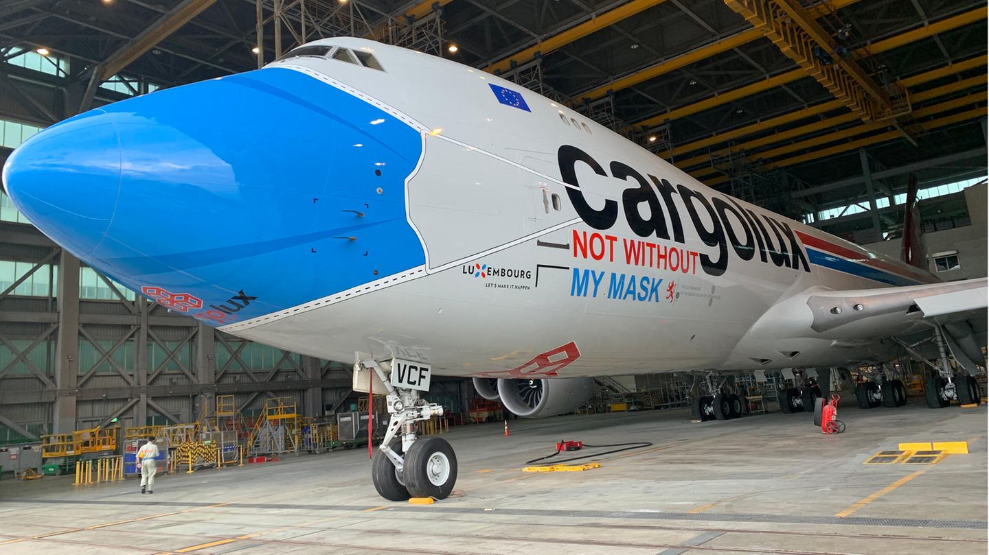 Die Luxemburger Cargo-Airline hat einen ihrer 30 Frachtjumbos eine blaue Maske verpasst und sie mit dem den Schriftzug "Not without my mask" versehen. Die Boeing 747-8 mit der Kennung LX-VCF transportiert nicht nur medizinische Ausrüstung aus China nach Europa, sondern soll zusätzlich auf das Tragen eines Mund-Nasen-Schutzes hinweisen, um die Ausbreitung der Covid-19-Pandemie einzudämmen.