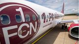 Die türkische Billigfluggesellschaft Corendon hat erst im Juli einer ihrer Boeing 737-800 mit einer Sonderlackierung auf dem Albrecht Dürer Airport in Nürnberg vorgestellt: Jetzt fliegt der Jet in den Farben des Fußball-Zweitligisten 1. FC Nürnberg mit dem Club-Logo beidseitig am Leitwerk.
