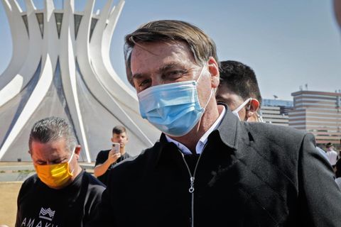 Brasiliens Präsident Jair Bolsonaro vor der Kathedrale in Brasilia