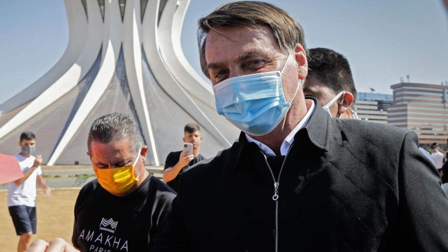 Brasiliens Präsident Jair Bolsonaro vor der Kathedrale in Brasilia