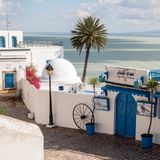 Tunesien  Tunesien hat Deutschland von der grünen auf die orangefarbene Länderliste herabgestuft. Ab dem 26. August müssen aus Deutschland kommende Touristen also bei der Einreise einen negativen PCR-Test vorlegen, der weniger als 72 Stunden vor der Abreise durchgeführt wurde - und sich in eine 14-tägige Heim-Quarantäne begeben. Wer weder Haus noch Wohnung in Tunesien hat, muss sich in einem von 18 festgelegten Hotels isolieren.      Die Quarantäne kann um die Hälfte verkürzt werden, wenn ein zweiter Test sechs Tage nach der Einreise auch negativ ist. Die Kosten für diesen Test tragen die Reisenden. Auch andere europäische Länder wie Österreich, Frankreich und die Schweiz stehen auf der orangefarbenen Liste.