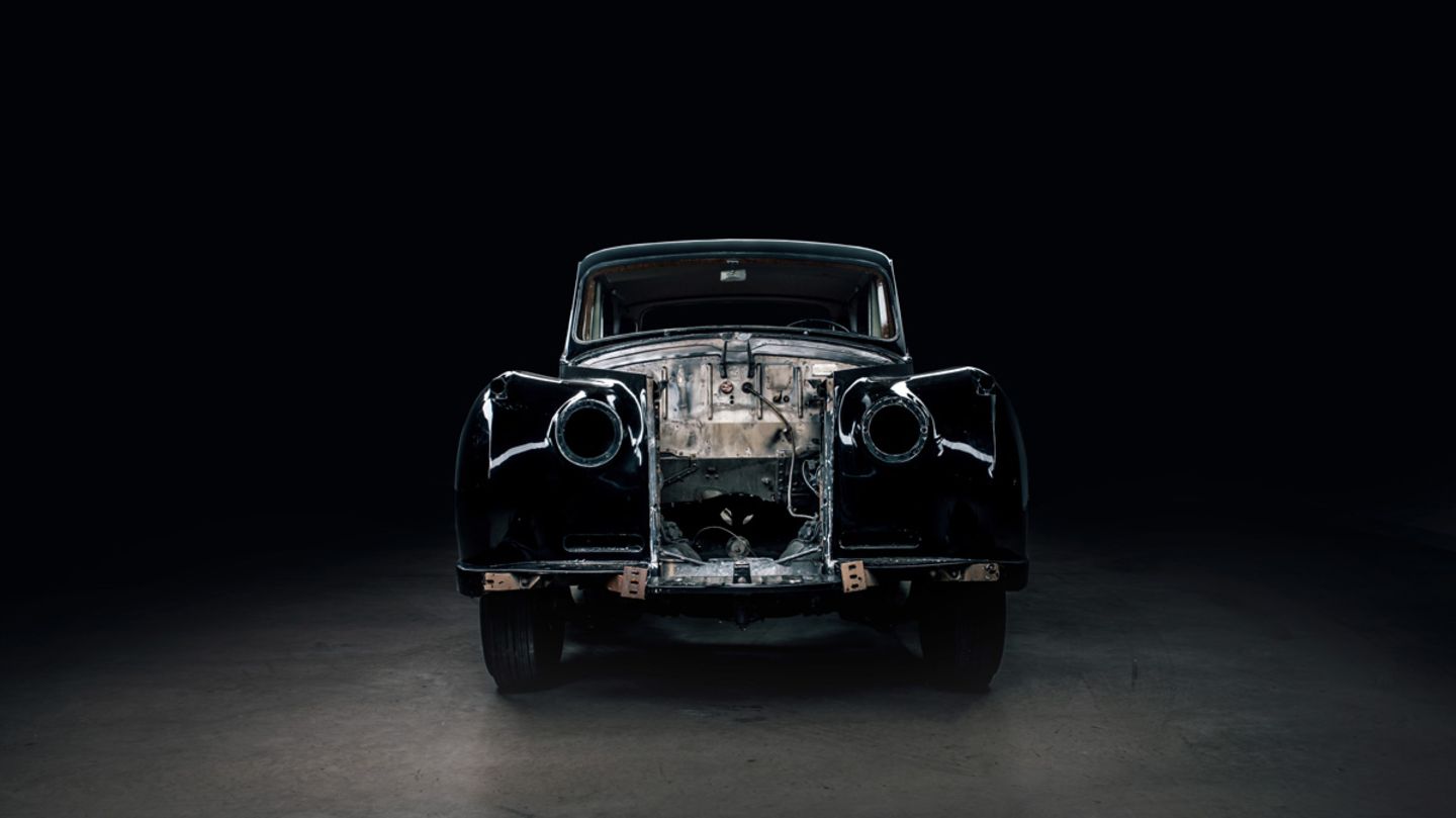 Das Basisfahrzeug wird komplett zerlegt.