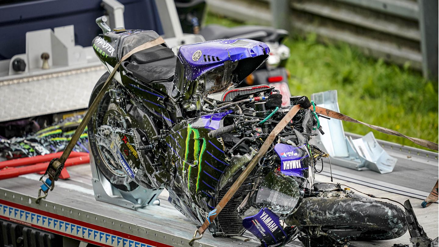 Völlig zerstörtes Motorrad steht auf einem Anhänger