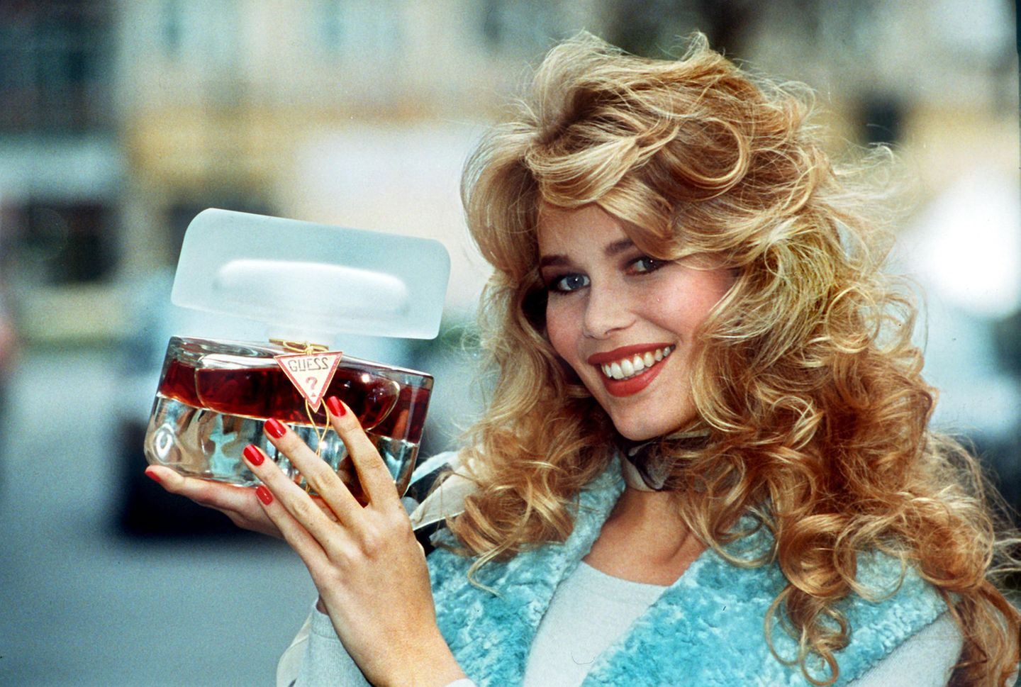 Claudia Schiffer mit einem Parfüm von Guess