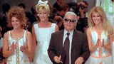 Claudia Schiffer neben Karl Lagerfeld auf dem Laufsteg