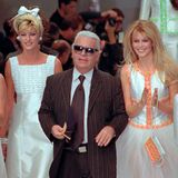Claudia Schiffer neben Karl Lagerfeld auf dem Laufsteg